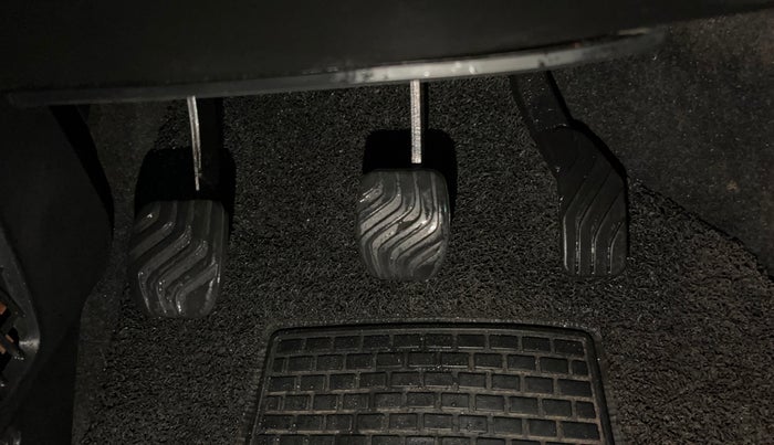 2022 Renault Kwid RXT 1.0 (O), Petrol, Manual, 22,458 km, Pedals