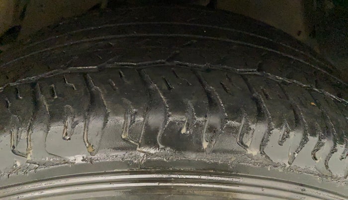 2015 Toyota Fortuner 3.0 4X2 AT, Diesel, Automatic, 1,09,777 km, Right Front Tyre Tread