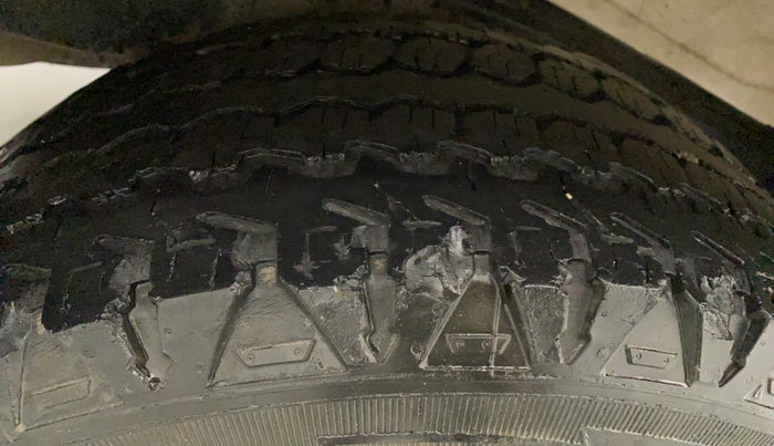 2015 Toyota Fortuner 3.0 4X2 AT, Diesel, Automatic, 1,09,777 km, Left Rear Tyre Tread