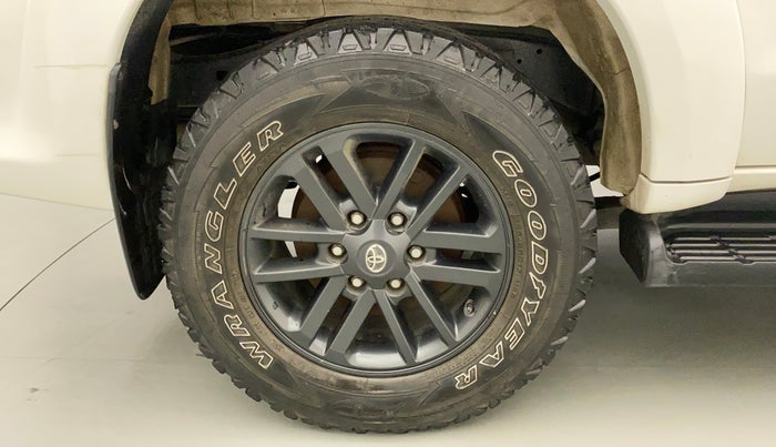 2015 Toyota Fortuner 3.0 4X2 AT, Diesel, Automatic, 1,09,777 km, Right Rear Wheel