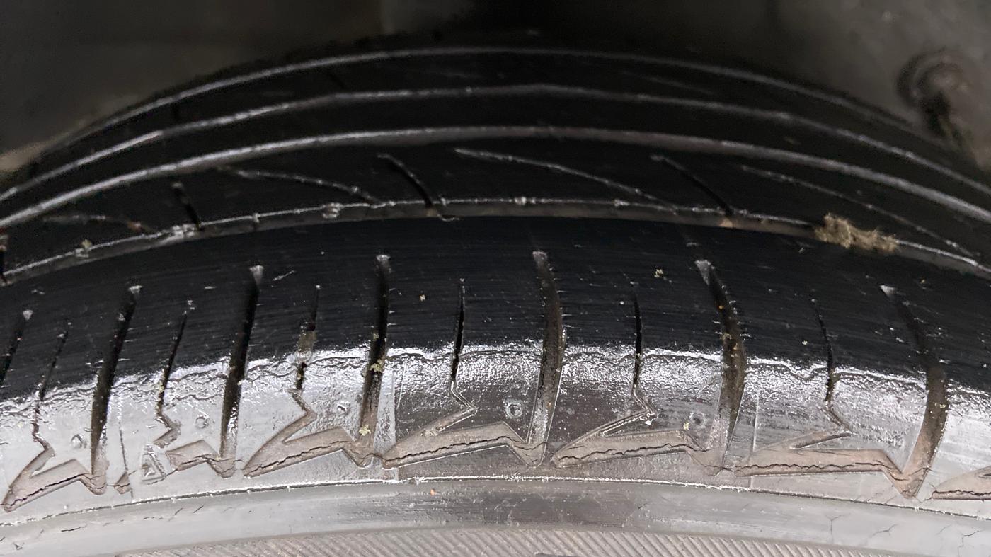2011 Toyota Etios VX, Petrol, Manual, 33,658 km, Right Rear Tyre Tread
