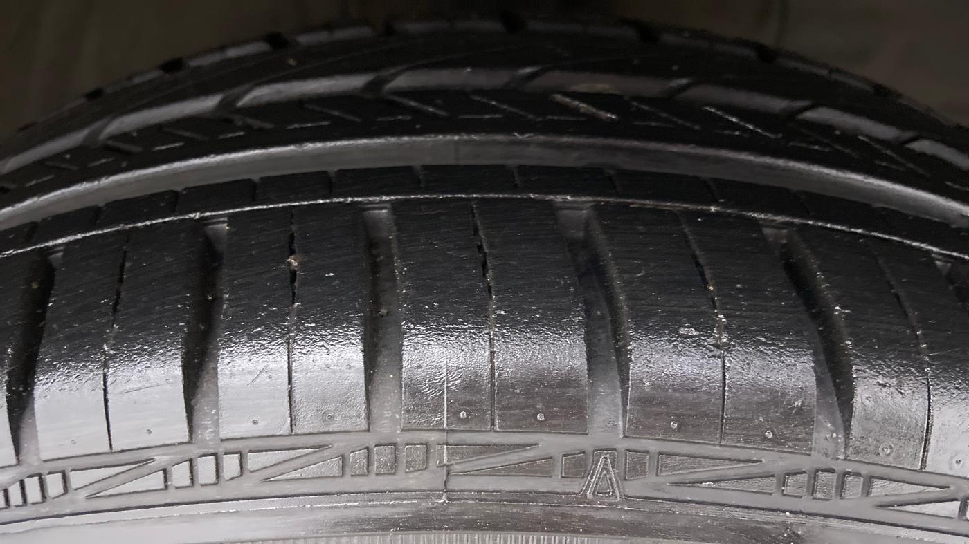 2011 Toyota Etios VX, Petrol, Manual, 33,658 km, Right Front Tyre Tread