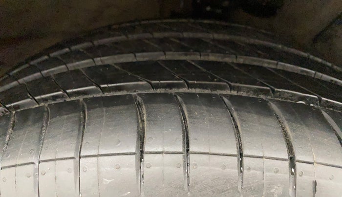 2017 Hyundai Verna 1.6 VTVT SX (O) AT, Petrol, Automatic, 1,01,080 km, Right Front Tyre Tread