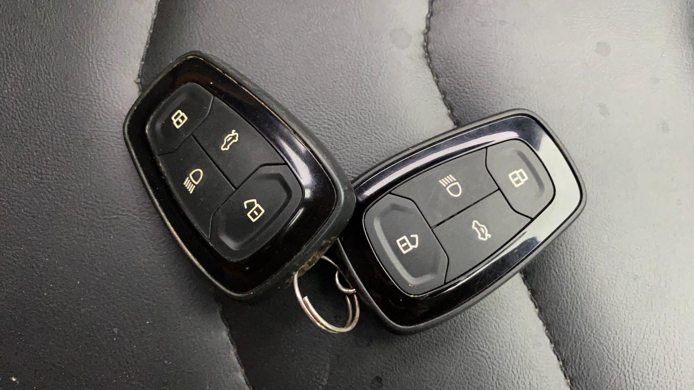 2018 Tata NEXON XZ PLUS PETROL DUAL TONE, Petrol, Manual, 41,753 km, Key Close Up