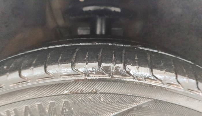 2013 Volkswagen Vento HIGHLINE 1.6 MPI, CNG, Manual, 93,651 km, Right Front Tyre Tread