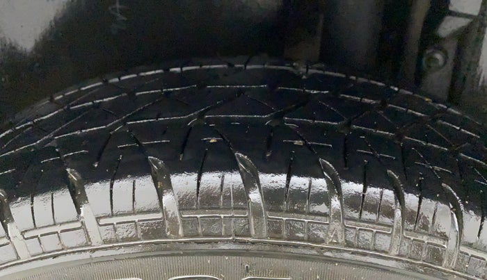 2013 Maruti Swift VXI, Petrol, Manual, 1,09,025 km, Left Rear Tyre Tread