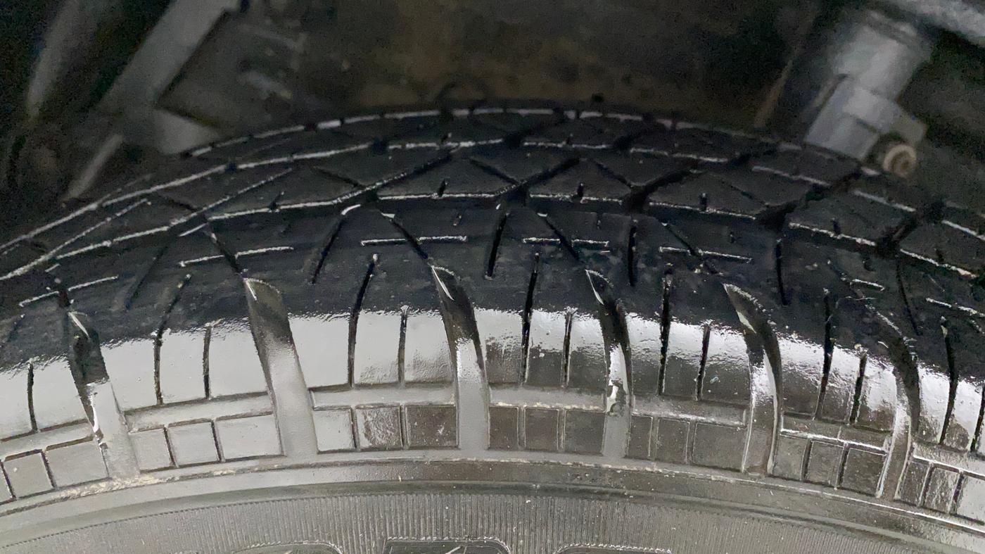 2013 Maruti Swift VXI, Petrol, Manual, 1,09,025 km, Left Front Tyre Tread