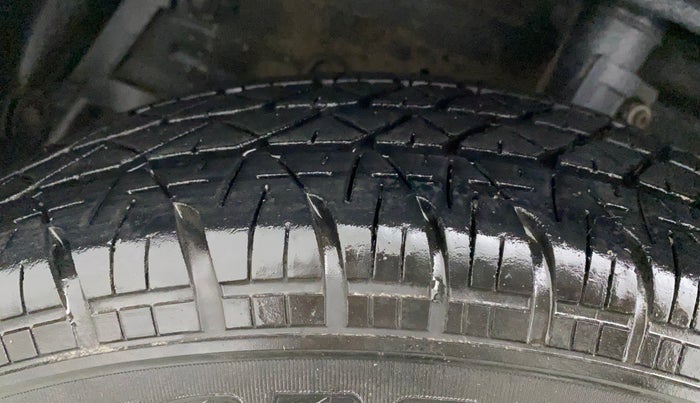 2013 Maruti Swift VXI, Petrol, Manual, 1,09,025 km, Left Front Tyre Tread