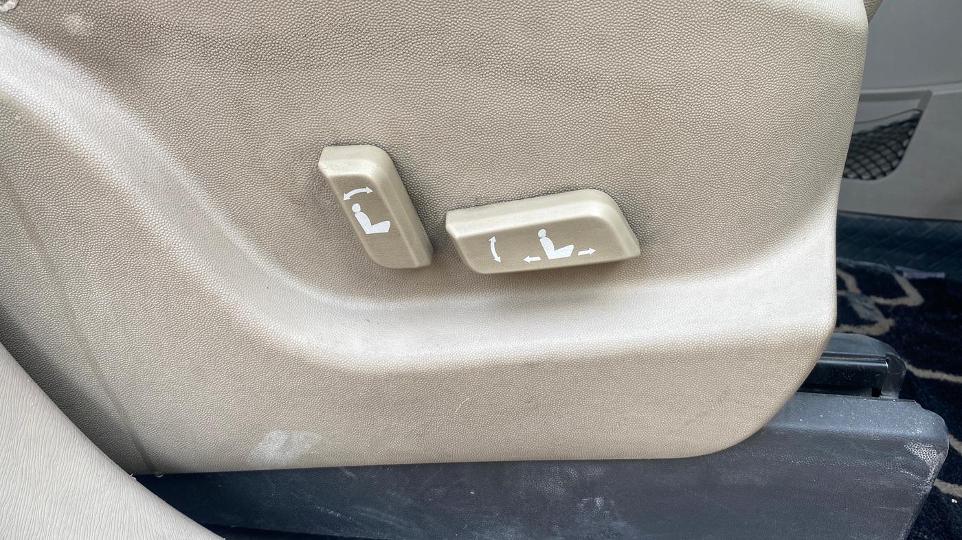 2017 Mahindra XUV500 W10 AT, Diesel, Automatic, 84,161 km, Driver Side Adjustment Panel