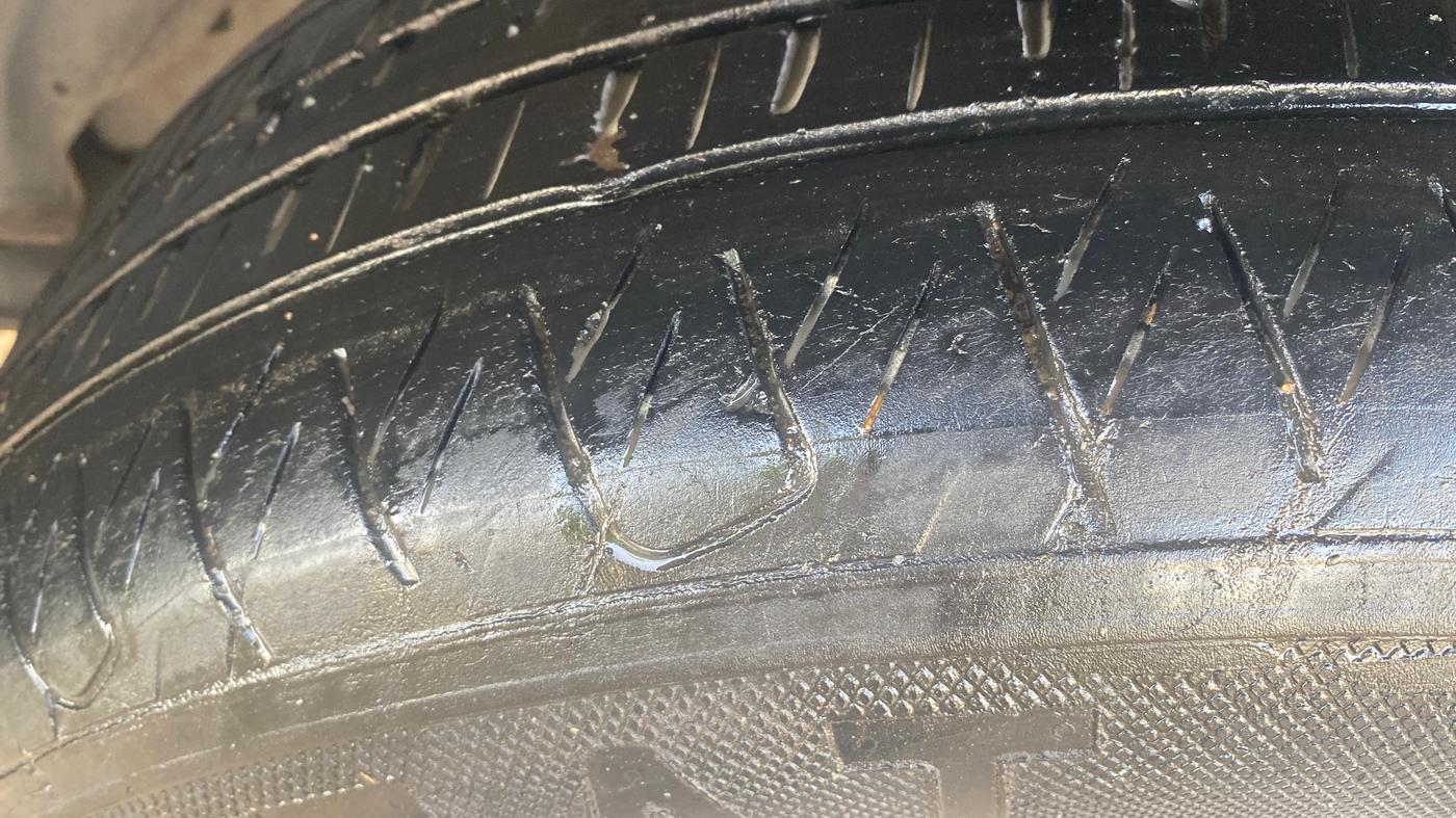 2017 Mahindra XUV500 W10 AT, Diesel, Automatic, 84,161 km, Left Front Tyre Tread