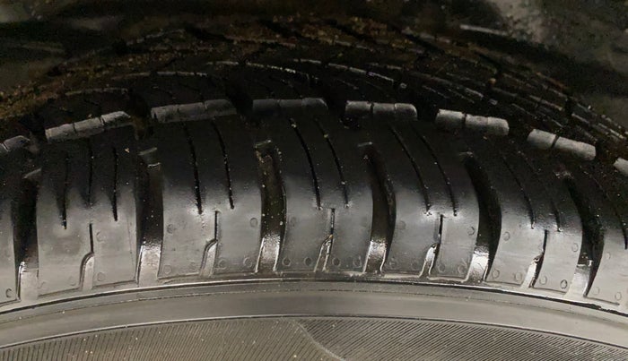 2018 Tata Hexa XT 4X2 6 STR, Diesel, Manual, 43,930 km, Right Rear Tyre Tread