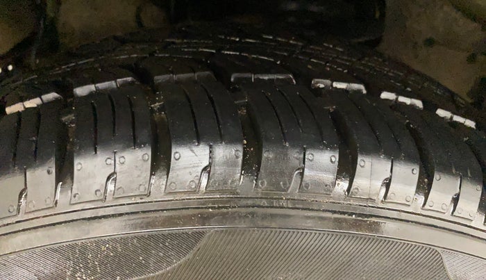 2018 Tata Hexa XT 4X2 6 STR, Diesel, Manual, 43,930 km, Right Front Tyre Tread