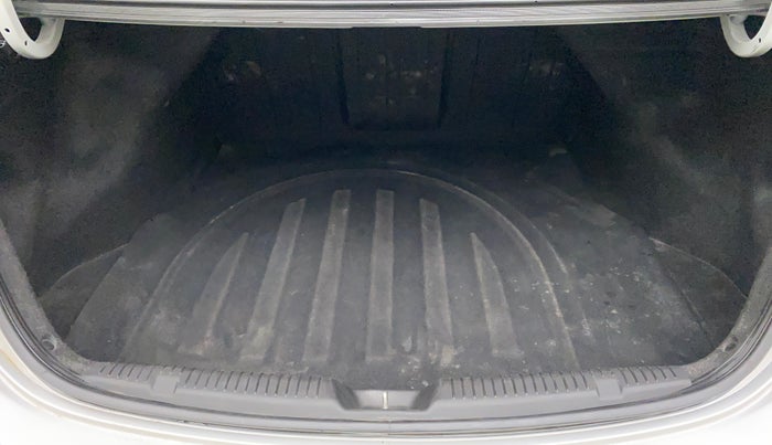 2016 Hyundai New Elantra 2.0 SX AT PETROL, Petrol, Automatic, 88,411 km, Boot Inside