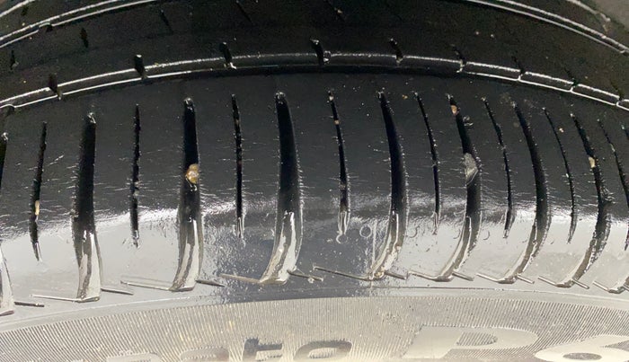 2017 Skoda Rapid AMBITION 1.6 MPI MT, Petrol, Manual, 34,644 km, Right Rear Tyre Tread