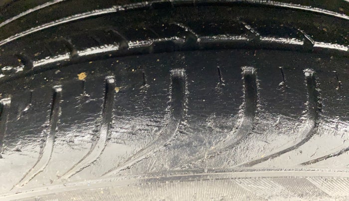 2017 Skoda Rapid AMBITION 1.6 MPI MT, Petrol, Manual, 34,644 km, Left Front Tyre Tread