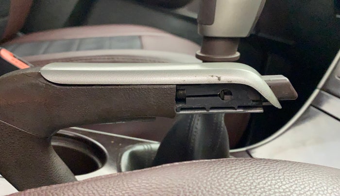 2014 Mahindra XUV500 W6, Diesel, Manual, 1,34,062 km, Gear lever - Hand brake lever cover torn