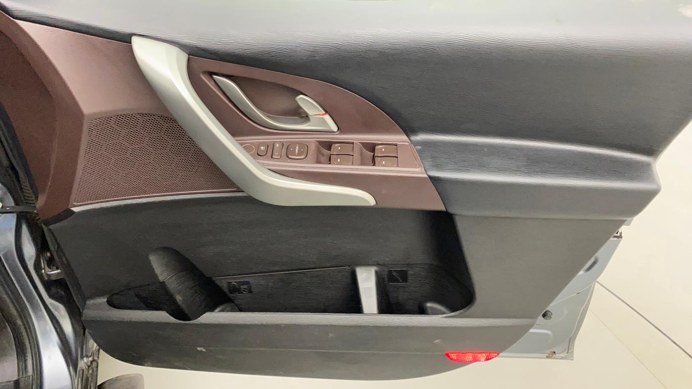 2014 Mahindra XUV500 W6, Diesel, Manual, 1,34,062 km, Driver Side Door Panels Control