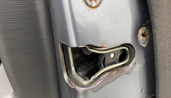 2014 Mahindra XUV500 W6, Diesel, Manual, 1,34,062 km, Right rear door - Slightly rusted