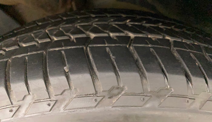 2014 Mahindra XUV500 W6, Diesel, Manual, 1,34,062 km, Left Front Tyre Tread