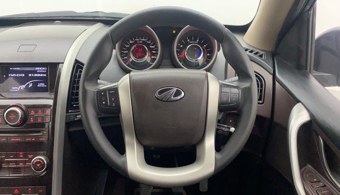 2014 Mahindra XUV500 W6, Diesel, Manual, 1,34,062 km, Steering Wheel Close Up
