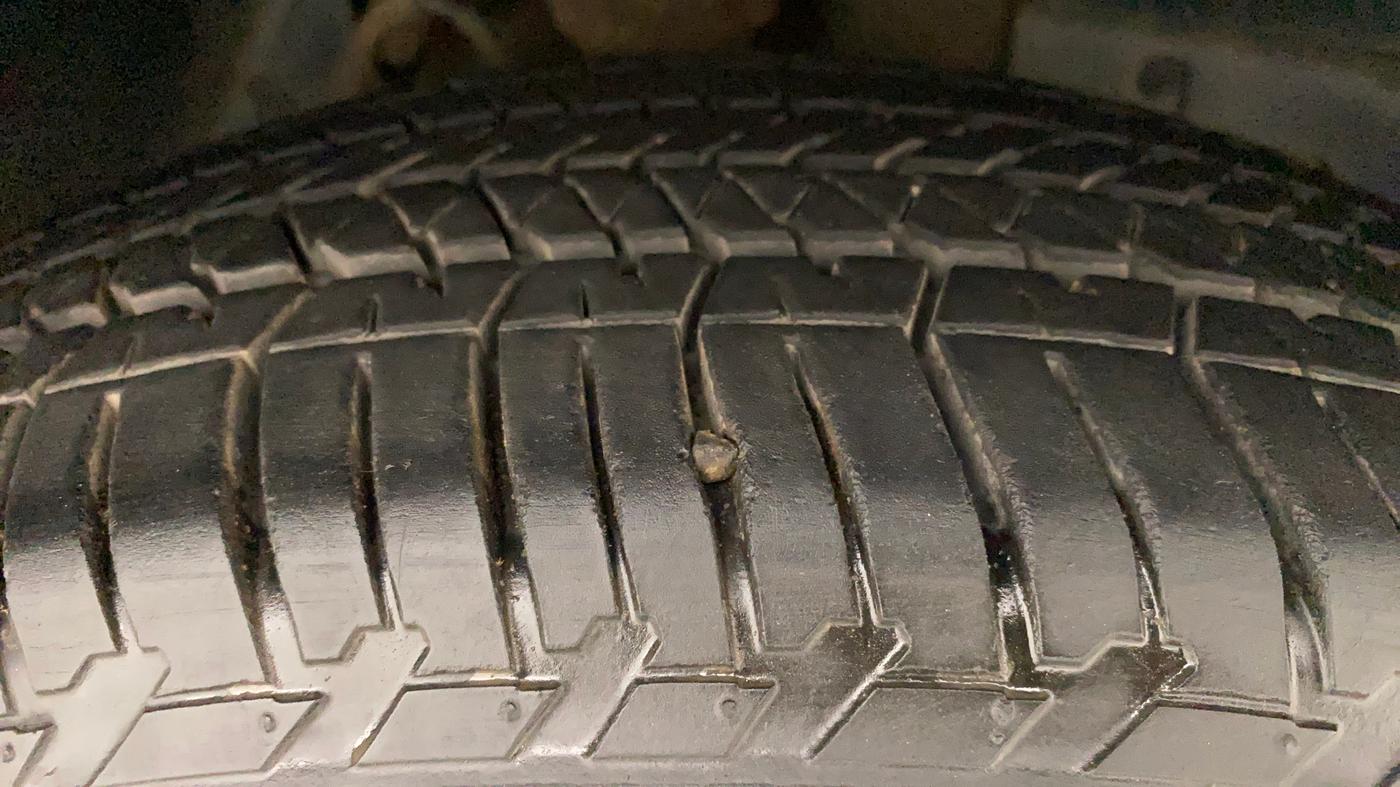 2014 Mahindra XUV500 W6, Diesel, Manual, 1,34,062 km, Right Front Tyre Tread