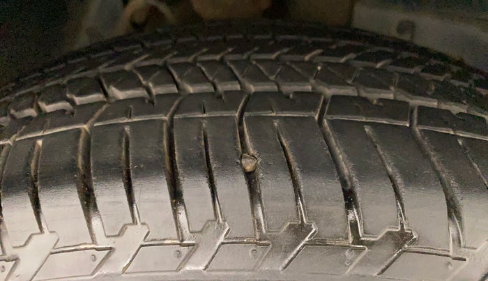 2014 Mahindra XUV500 W6, Diesel, Manual, 1,34,062 km, Right Front Tyre Tread