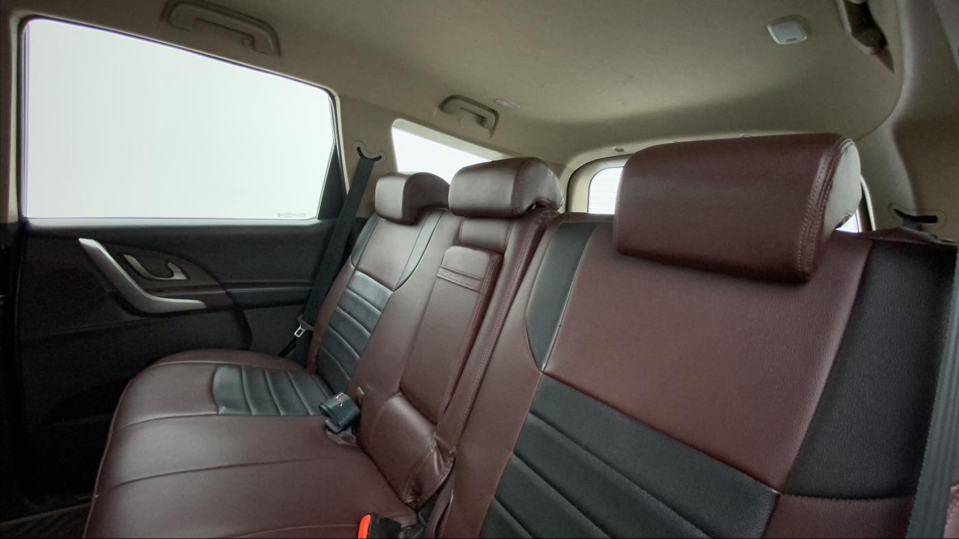 2014 Mahindra XUV500 W6, Diesel, Manual, 1,34,062 km, Right Side Rear Door Cabin