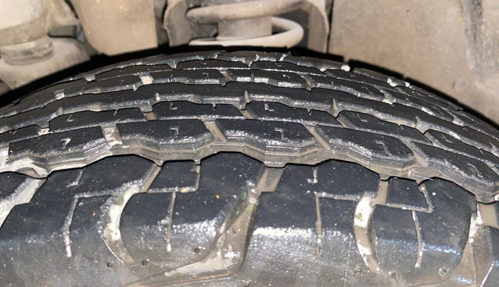 2016 Mahindra TUV300 T4, Diesel, Manual, 45,086 km, Left Front Tyre Tread