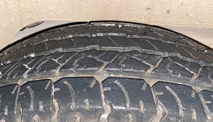 2016 Mahindra TUV300 T4, Diesel, Manual, 45,086 km, Right Rear Tyre Tread