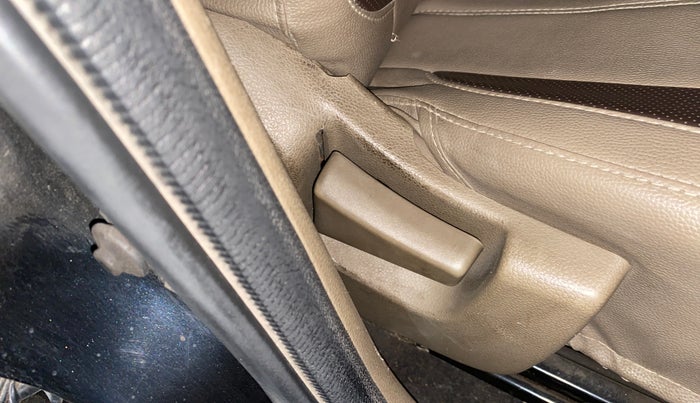 2016 Mahindra TUV300 T4, Diesel, Manual, 45,086 km, Driver Side Adjustment Panel