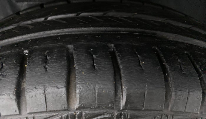 2013 Toyota Etios Liva G, Petrol, Manual, 37,526 km, Left Front Tyre Tread