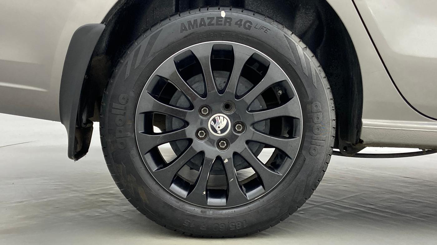 2015 Skoda Rapid 1.5 TDI MT ELEGANCE BLACK PACKAGE, Diesel, Manual, 64,793 km, Right Rear Wheel
