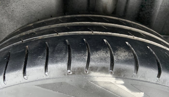 2015 Skoda Rapid 1.5 TDI MT ELEGANCE BLACK PACKAGE, Diesel, Manual, 64,793 km, Left Rear Tyre Tread