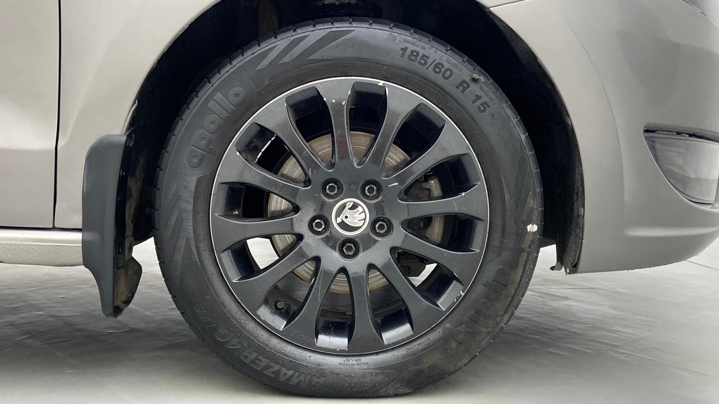 2015 Skoda Rapid 1.5 TDI MT ELEGANCE BLACK PACKAGE, Diesel, Manual, 64,793 km, Right Front Wheel