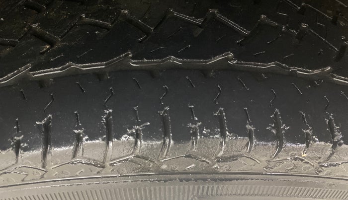 2015 Renault Duster 85 PS RXL DIESEL, Diesel, Manual, 1,25,755 km, Right Front Tyre Tread