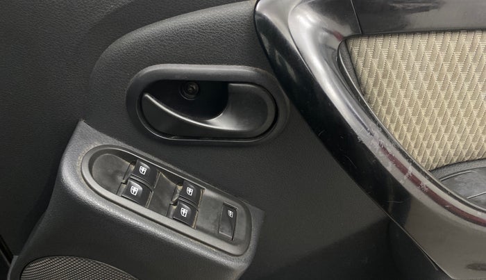 2015 Renault Duster 85 PS RXL DIESEL, Diesel, Manual, 1,25,755 km, Driver Side Door Panels Control