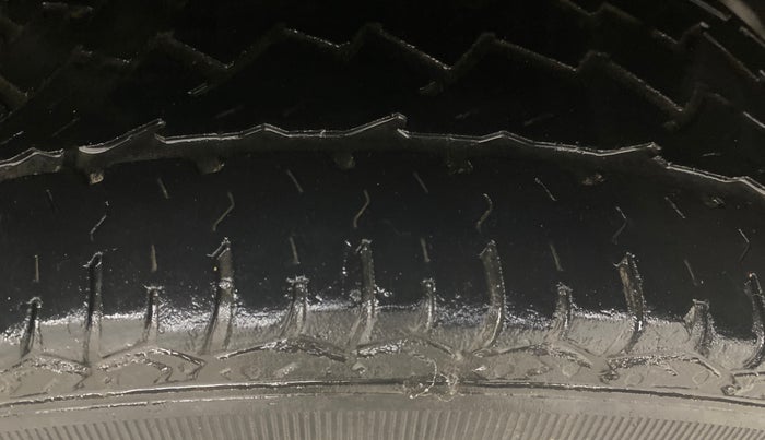 2015 Renault Duster 85 PS RXL DIESEL, Diesel, Manual, 1,25,755 km, Left Rear Tyre Tread