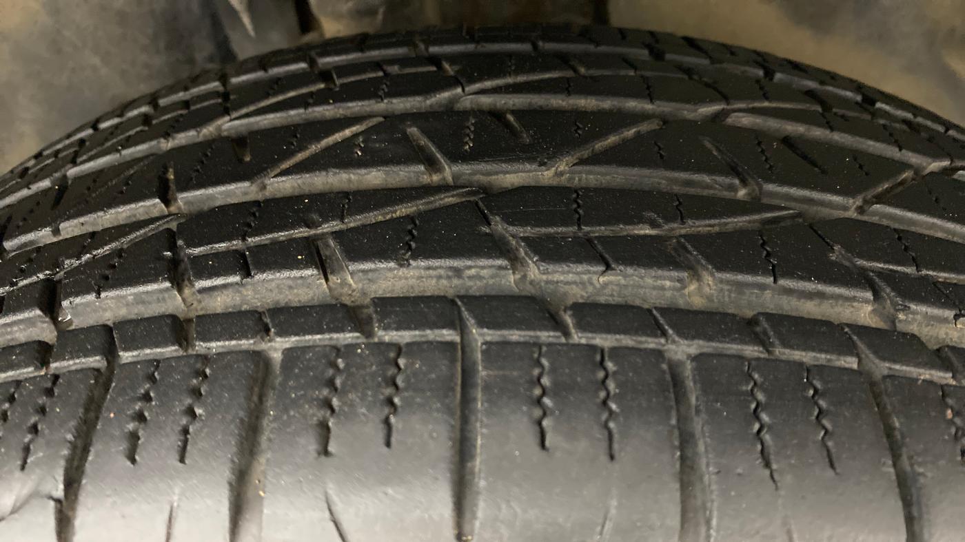 2017 Jeep Compass LIMITED 1.4 AT, Petrol, Automatic, 14,094 km, Right Front Tyre Tread