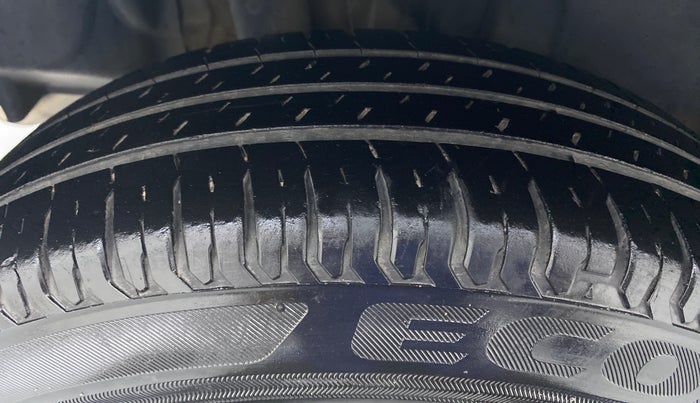 2020 Maruti Swift VXI D, Petrol, Manual, 44,174 km, Right Rear Tyre Tread