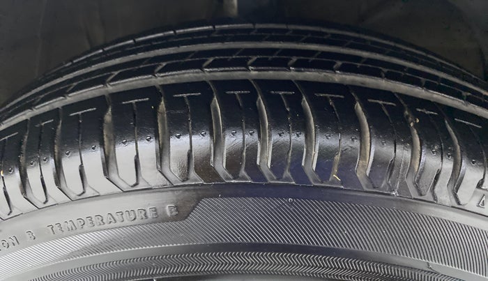 2020 Maruti Swift VXI D, Petrol, Manual, 44,174 km, Right Front Tyre Tread