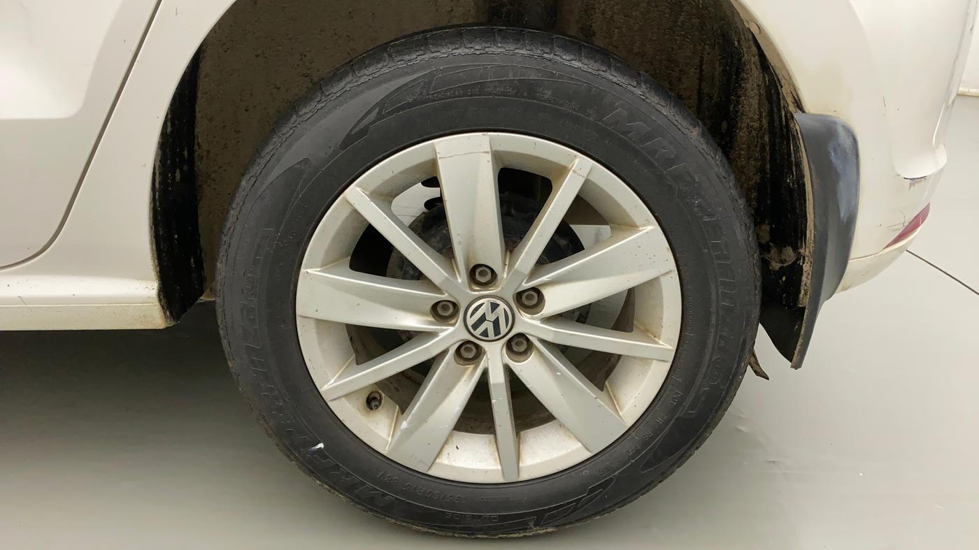 2015 Volkswagen Polo HIGHLINE1.2L, Petrol, Manual, 1,10,375 km, Left Rear Wheel