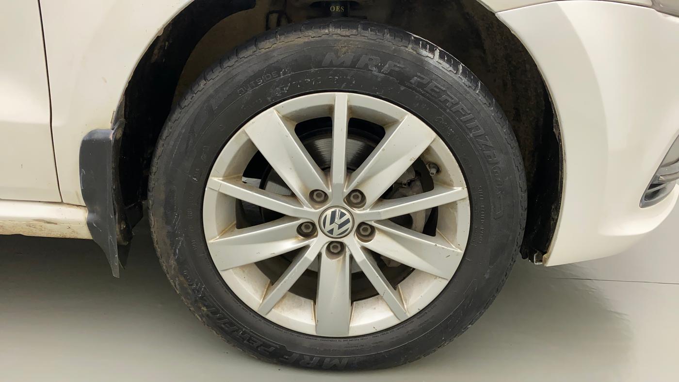 2015 Volkswagen Polo HIGHLINE1.2L, Petrol, Manual, 1,10,375 km, Right Front Wheel