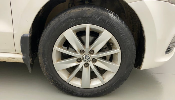 2015 Volkswagen Polo HIGHLINE1.2L, Petrol, Manual, 1,10,375 km, Right Front Wheel