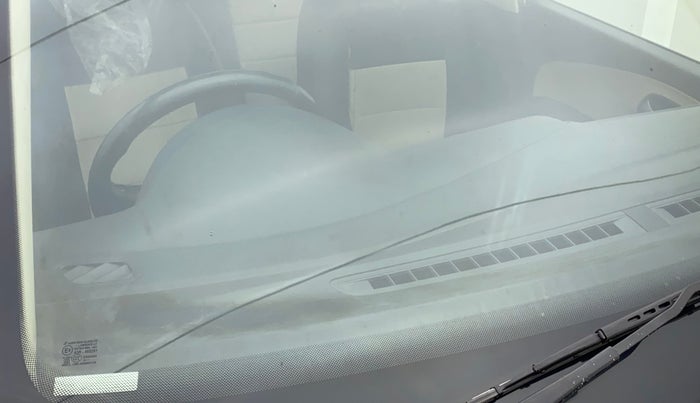 2015 Volkswagen Polo HIGHLINE1.2L, Petrol, Manual, 1,10,375 km, Front windshield - Minor spot on windshield