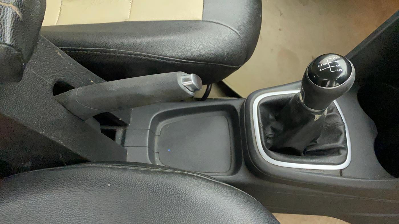 2015 Volkswagen Polo HIGHLINE1.2L, Petrol, Manual, 1,10,375 km, Gear Lever