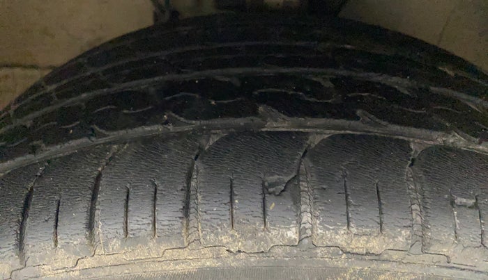 2015 Volkswagen Polo HIGHLINE1.2L, Petrol, Manual, 1,10,375 km, Right Front Tyre Tread