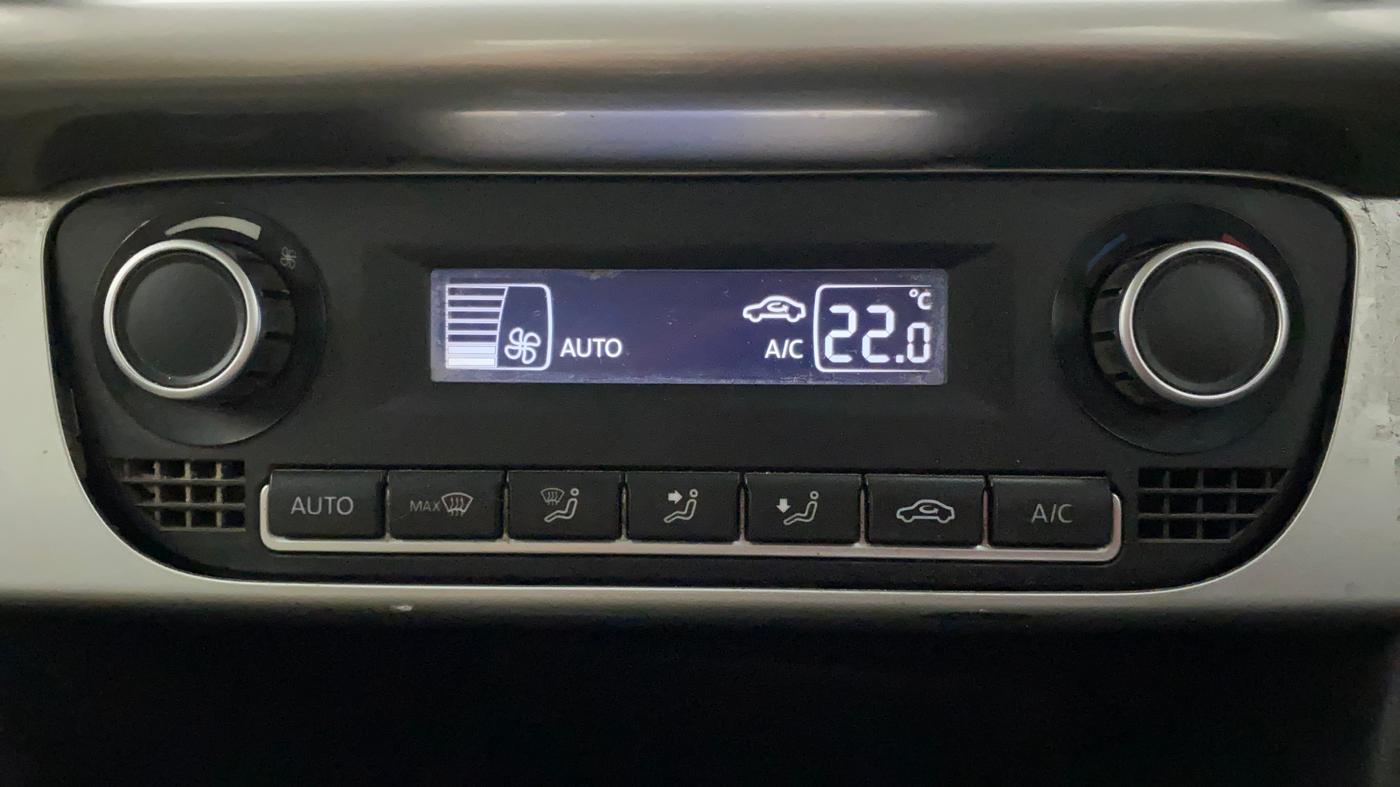 2015 Volkswagen Polo HIGHLINE1.2L, Petrol, Manual, 1,10,375 km, Automatic Climate Control