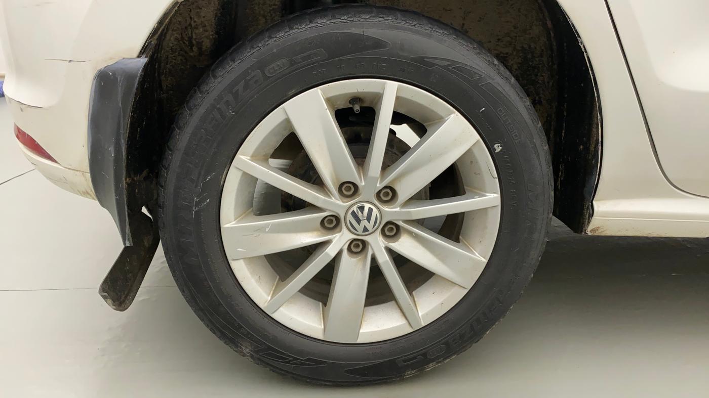 2015 Volkswagen Polo HIGHLINE1.2L, Petrol, Manual, 1,10,375 km, Right Rear Wheel