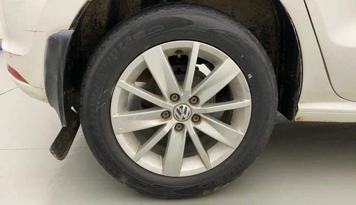 2015 Volkswagen Polo HIGHLINE1.2L, Petrol, Manual, 1,10,375 km, Right Rear Wheel