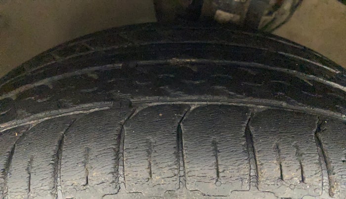 2015 Volkswagen Polo HIGHLINE1.2L, Petrol, Manual, 1,10,375 km, Left Front Tyre Tread